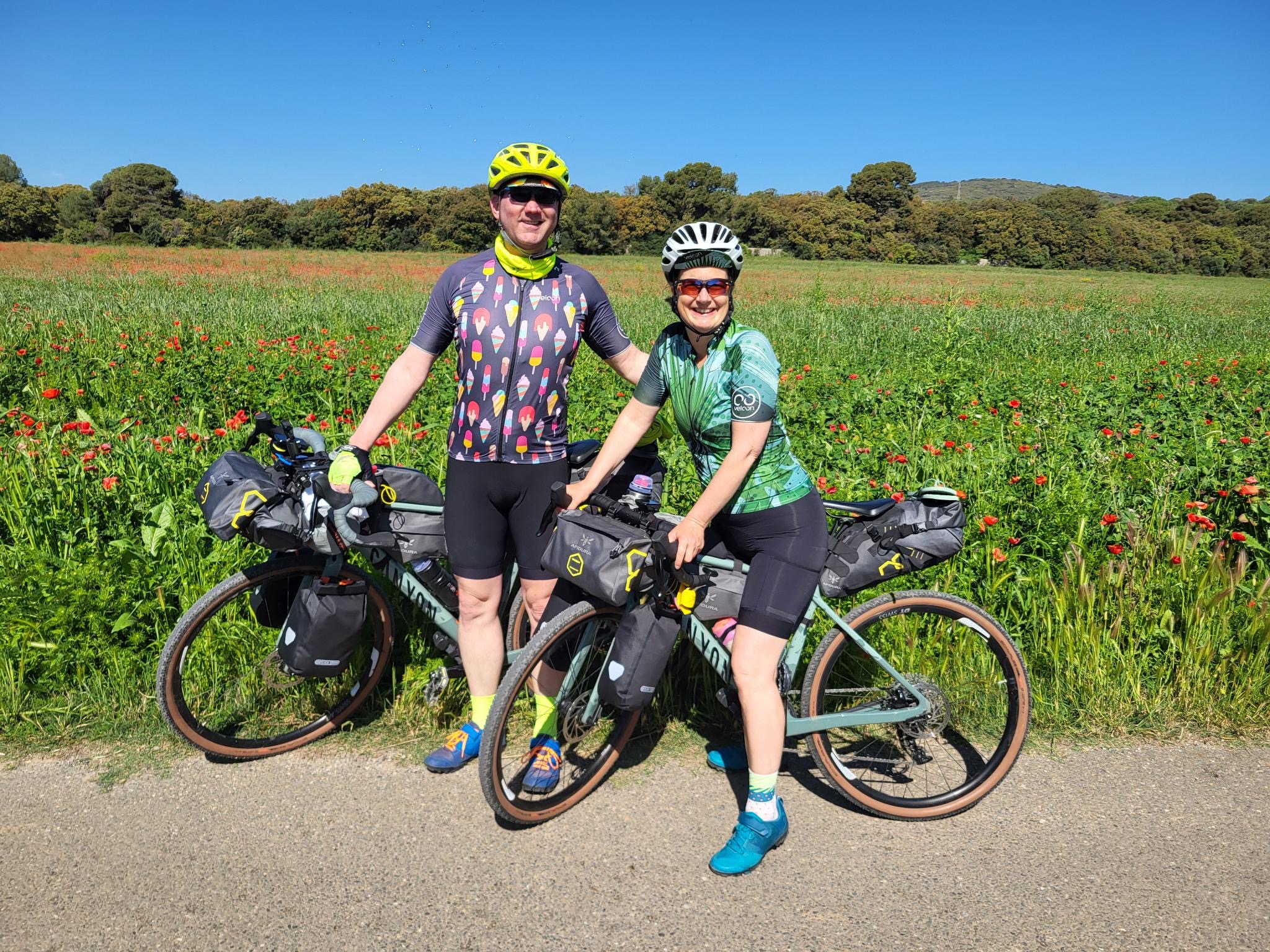 Radler vor Wiese mit Mohnblumen